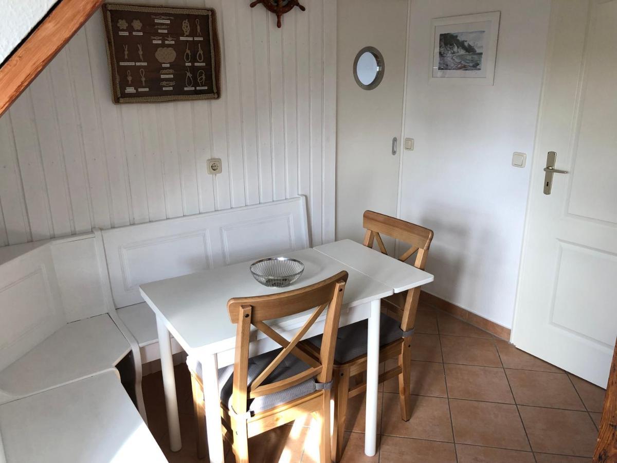 Ankerplatz Warnemuende - Direkte Strandnaehe Mit Leuchtturmblick