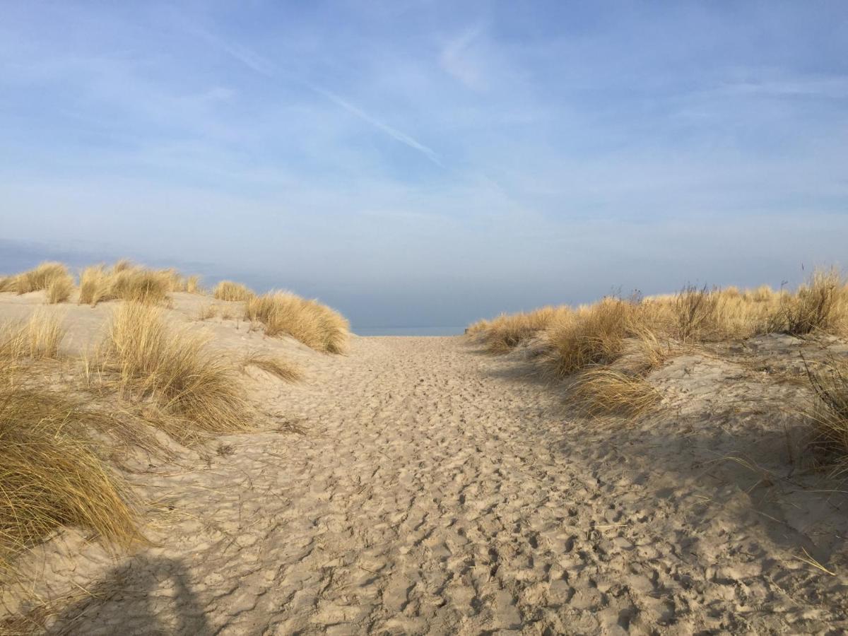 Ankerplatz Warnemuende - Direkte Strandnaehe Mit Leuchtturmblick